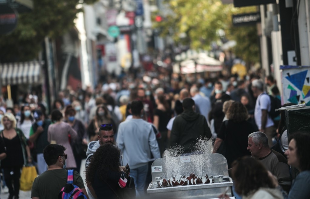 Τα δύο σενάρια στον δρόμο προς τα Χριστούγεννα – Φόβοι για έως 11.000 κρούσματα την ημέρα
