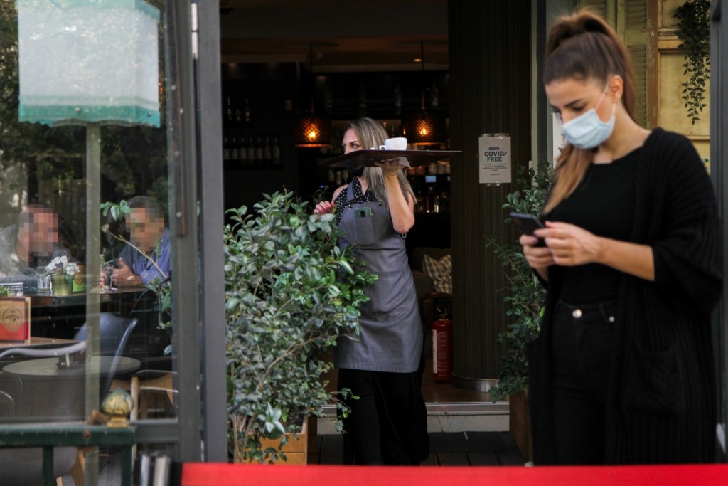 Στο σπίτι θα κάνουν γιορτές οι ανεμβολίαστοι – “Φρένο” σε νέα μέτρα από την κυβέρνηση