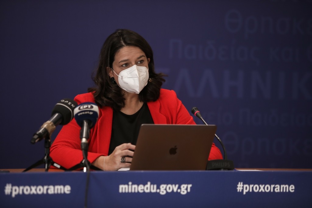 “Καμία συζήτηση για κλείσιμο των σχολείων” τονίζει η Κεραμέως