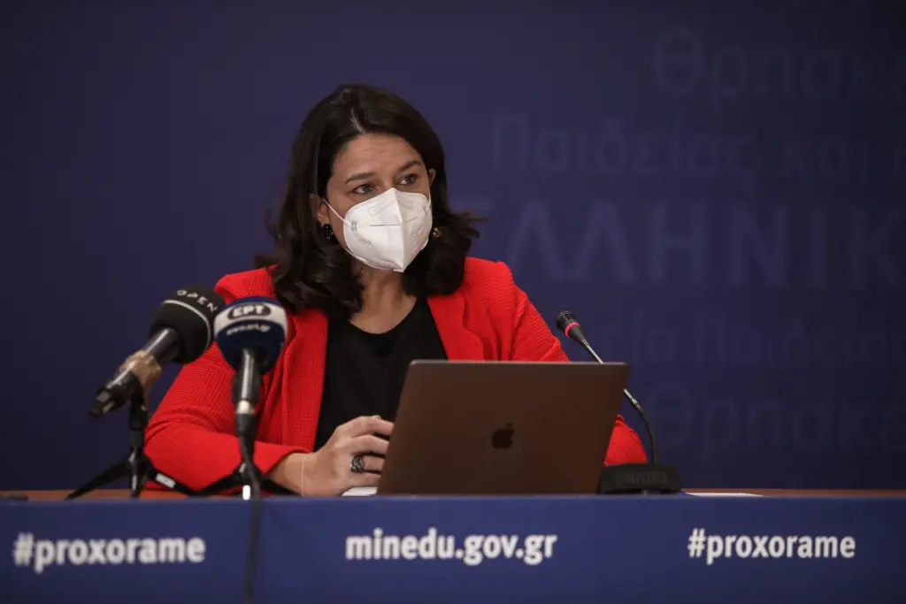 “Καμία συζήτηση για κλείσιμο των σχολείων” τονίζει η Κεραμέως