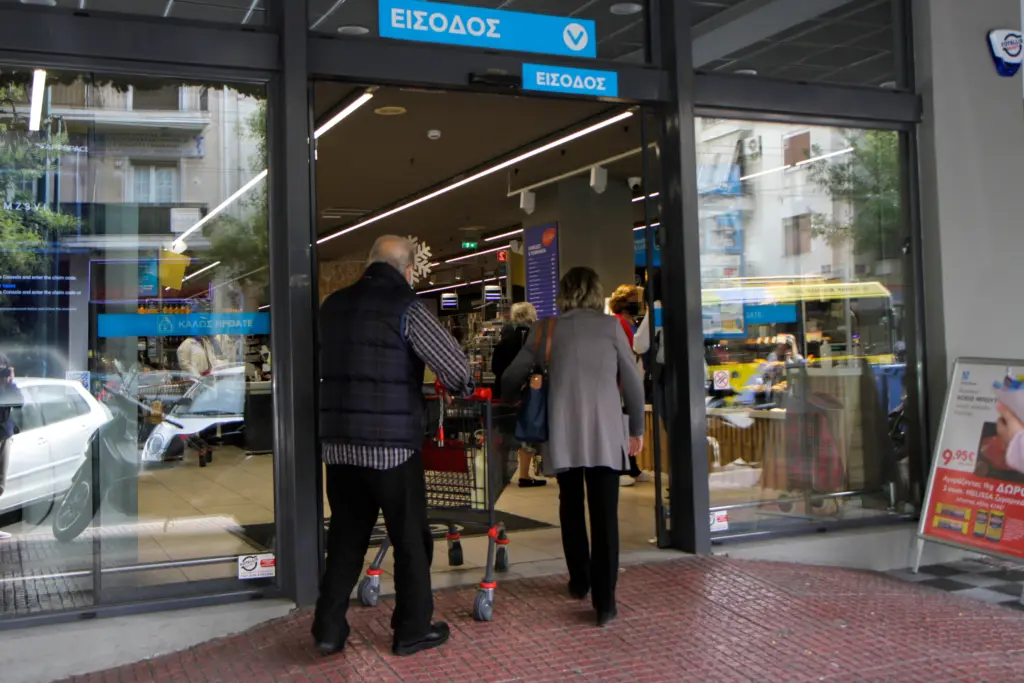 Παγώνη για ανεμβολίαστους – “Με διπλή μάσκα και rapid test στα σούπερ μάρκετ”