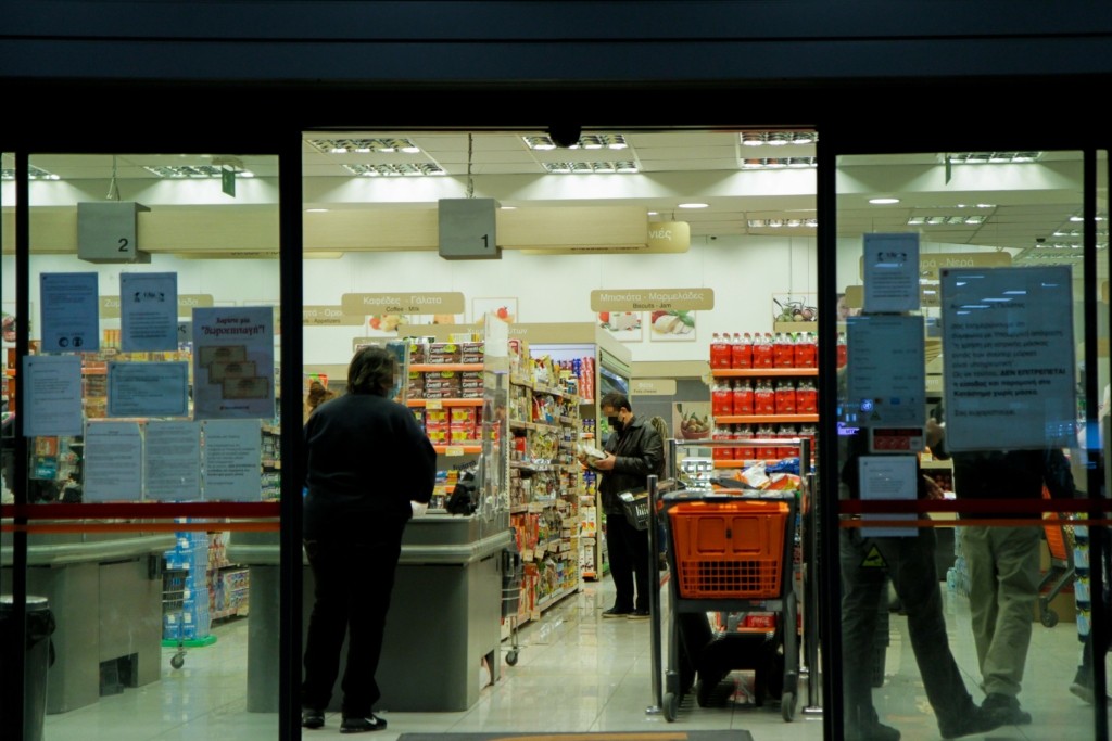 Ανοιχτό το ενδεχόμενο εισόδου στα σούπερ μάρκετ με rapid test – Ποιους θα αφορά