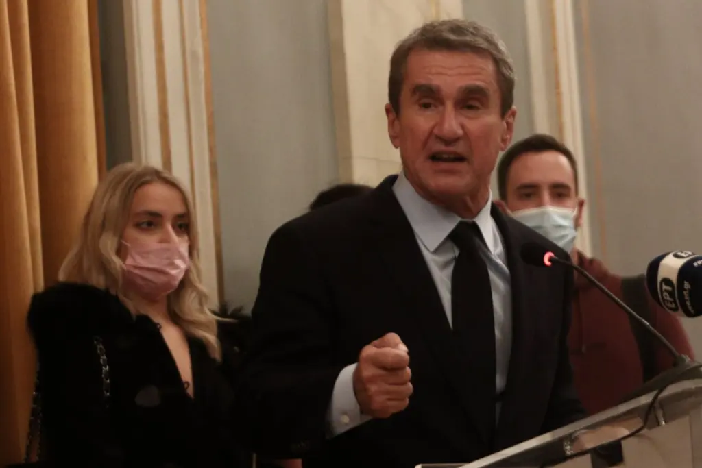Ο Ανδρέας Λοβέρδος παρουσίασε την επικοινωνιακή του ομάδα… μέσω Facebook!