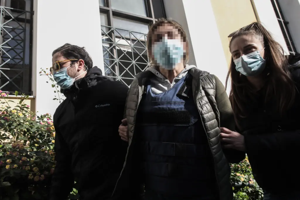 Σοκάρει ο πρώην σύντροφος της εικαστικού που πυροβόλησε τον γιατρό – “Με απείλησε με μαχαίρια, μου επιτέθηκε με σπρέι”