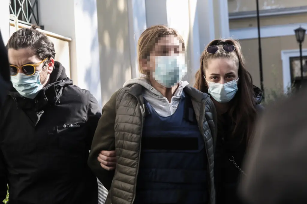 Στον ανακριτή η εικαστικός για την απόπειρα δολοφονίας του γιατρού – Οι απίστευτοι ισχυρισμοί της για το τι πραγματικά συνέβη