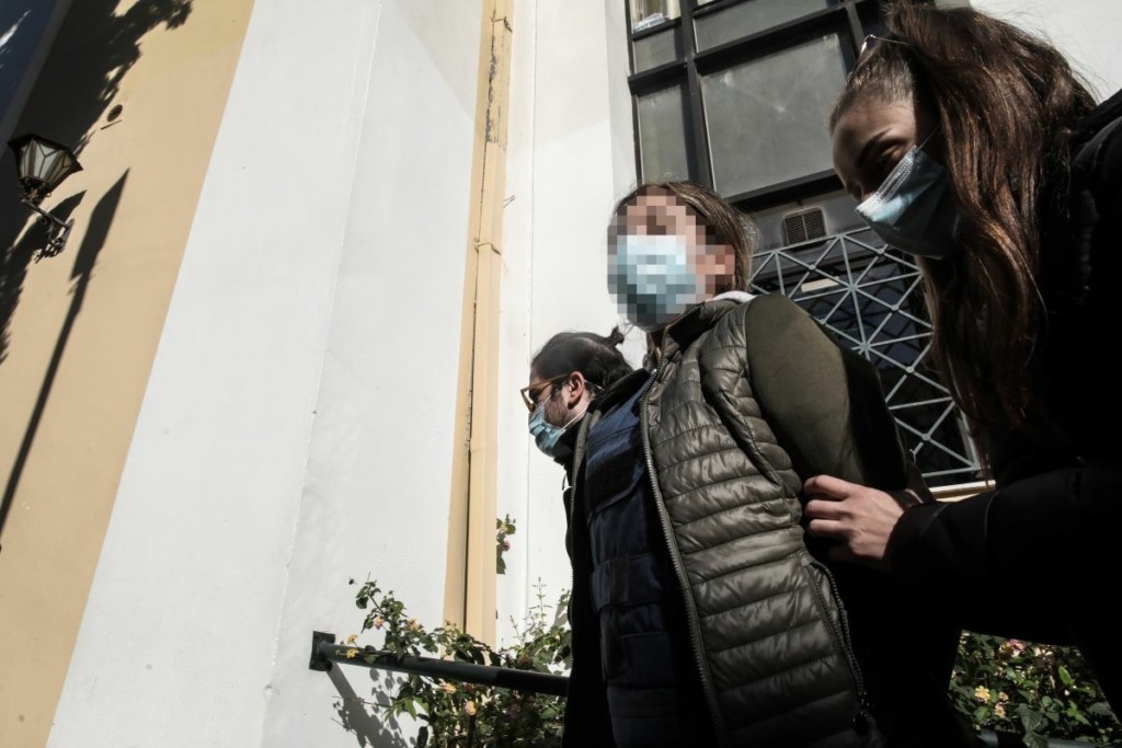 Απειλούσε να πετάξει από το μπαλκόνι το παιδί της η 49χρονη εικαστικός – Τι αποκαλύπτει πρώην σύντροφος της