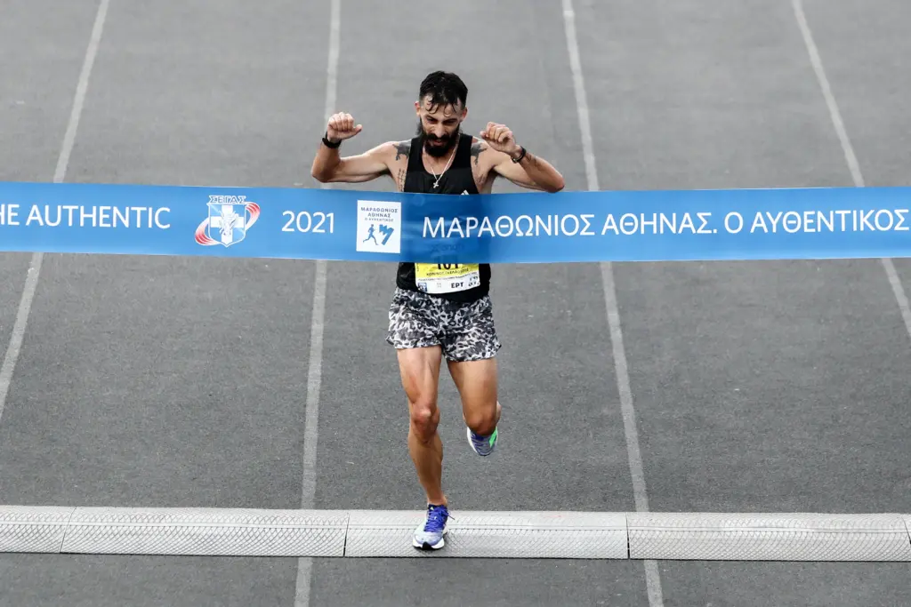 Μεγάλος νικητής στον Μαραθώνιο ο Κώστας Γκελαούζος με νέο ρεκόρ (vid)