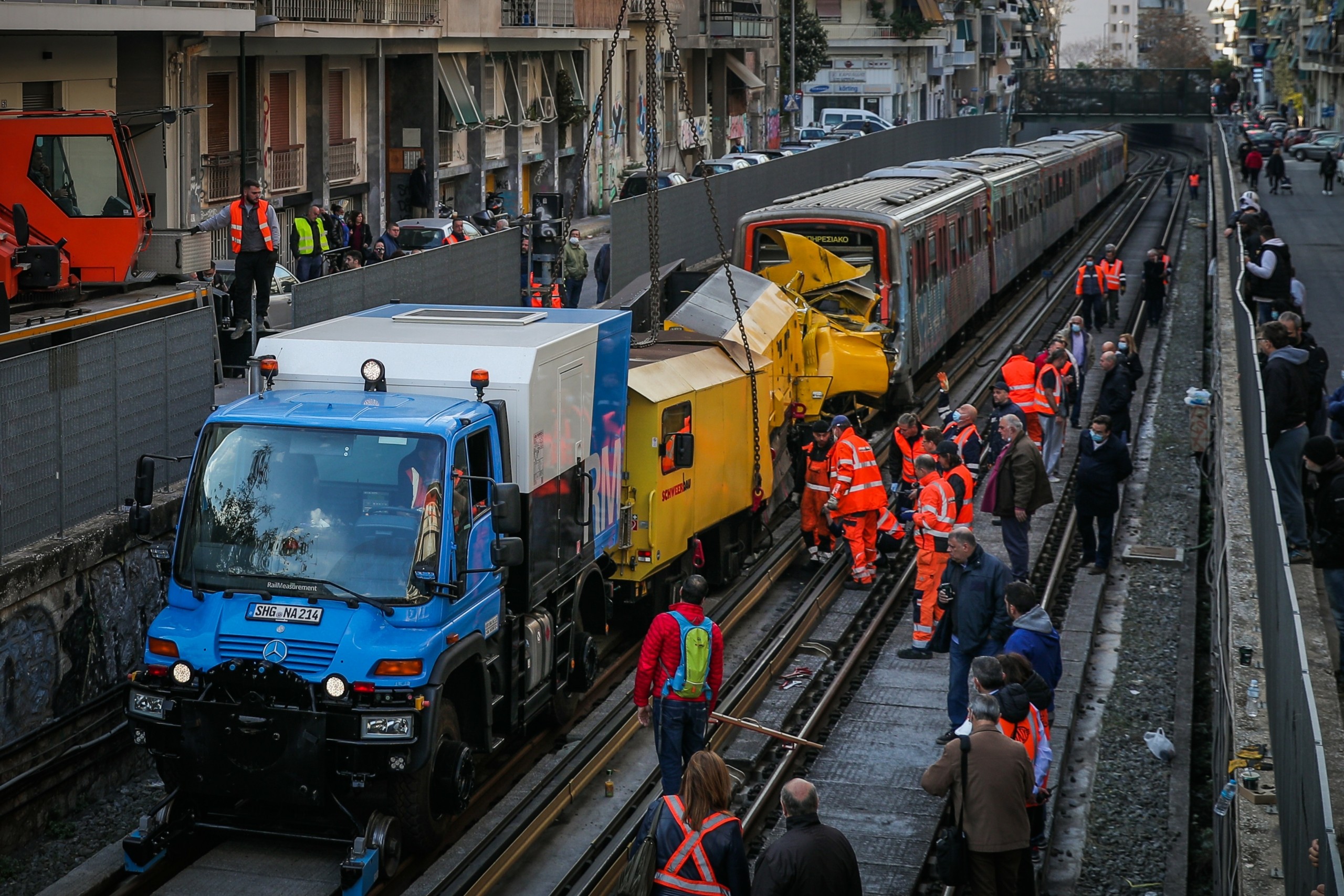 Το χρονικό της τραγωδίας στον ΗΣΑΠ – “Το βαγόνι θα έφτανε Πειραιά, αν δεν το σταματούσαμε” (pics&vid)