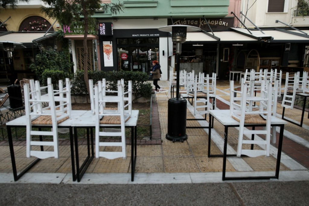 Ουρές για έναν καφέ στο χέρι έξω από τα μαγαζιά – “Κατέβασε ρολά” η εστίαση (pics&vid)
