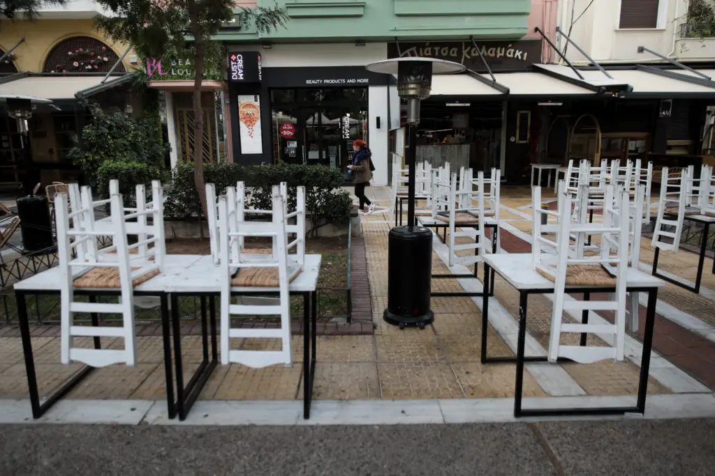 Ουρές για έναν καφέ στο χέρι έξω από τα μαγαζιά – “Κατέβασε ρολά” η εστίαση (pics&vid)