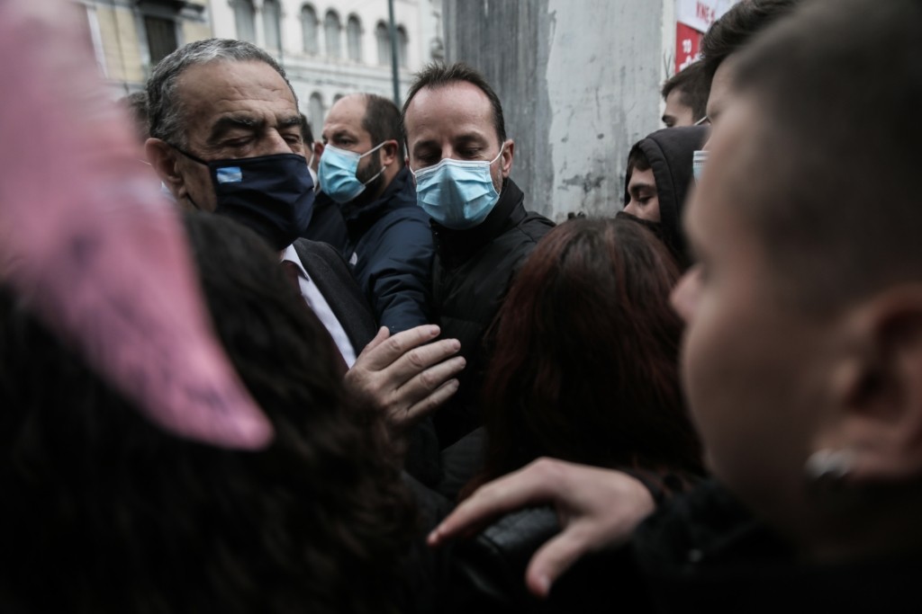 Ένταση έξω από το Πολυτεχνείο – Φοιτητές δεν άφησαν βουλευτές της ΝΔ να μπουν μέσα και πέταξαν το στεφάνι τους (vids)