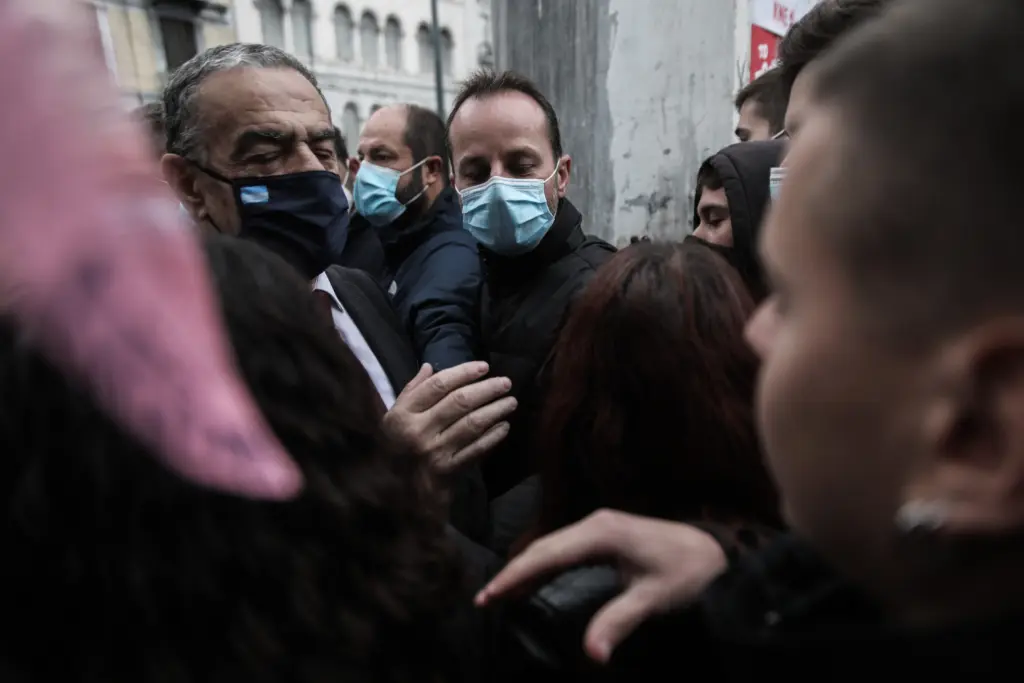 Ένταση έξω από το Πολυτεχνείο – Φοιτητές δεν άφησαν βουλευτές της ΝΔ να μπουν μέσα και πέταξαν το στεφάνι τους (vids)