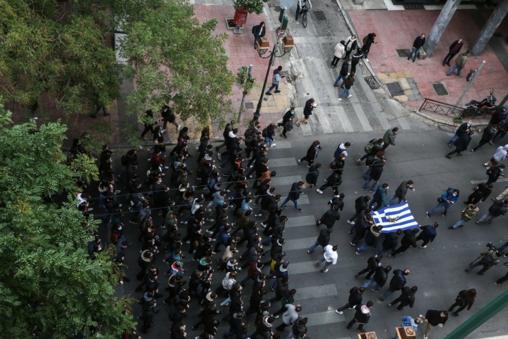 Ξεκίνησε η πορεία για την 48η επέτειο του Πολυτεχνείου με την ματωμένη γαλανόλευκη (pics&vid)