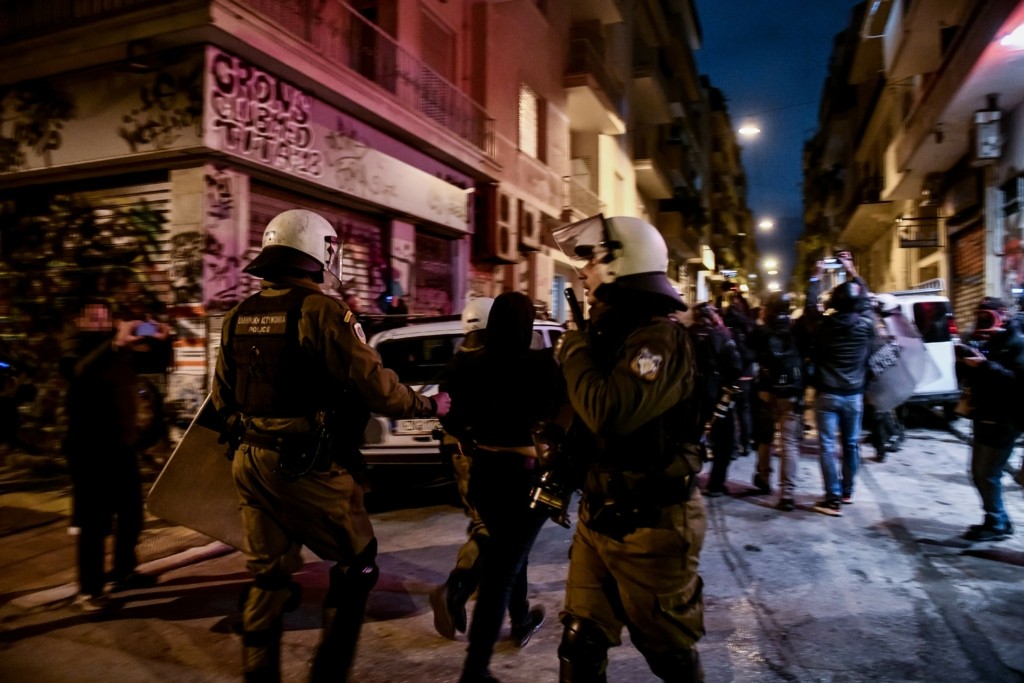 Τέσσερις συλλήψεις για τα επεισόδια στα Εξάρχεια μετά την πορεία για το Πολυτεχνείο