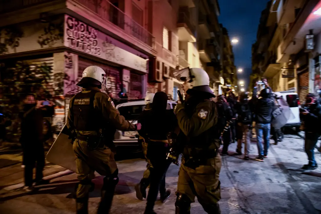 Τέσσερις συλλήψεις για τα επεισόδια στα Εξάρχεια μετά την πορεία για το Πολυτεχνείο
