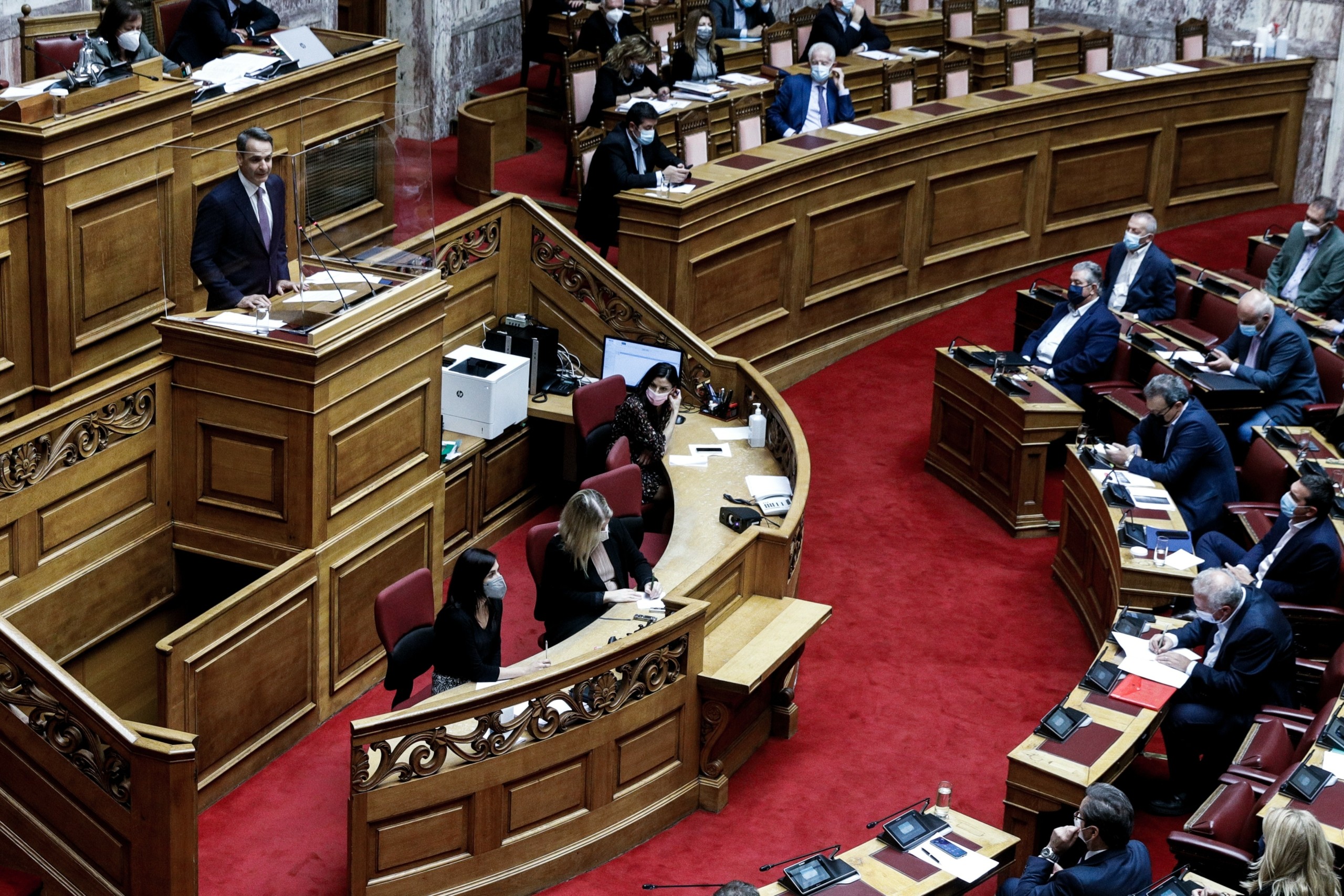 Μητσοτάκης στη Βουλή – “Δώρο” μισός μισθός στους υγειονομικούς – Έκτακτη βοήθεια σε χαμηλοσυνταξιούχους και άτομα με αναπηρία