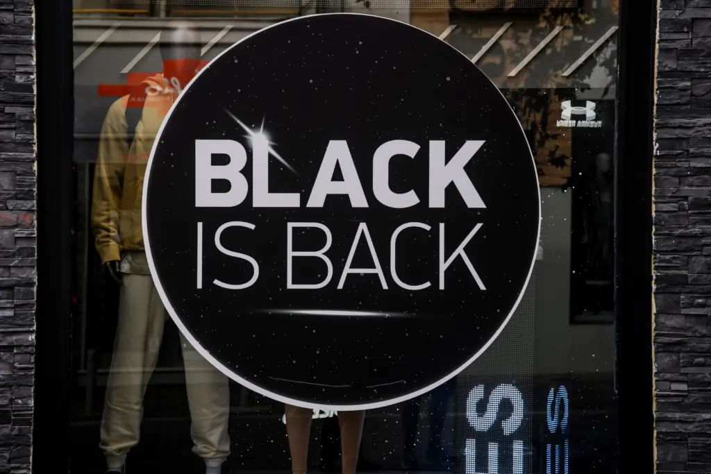 Black Friday με μεγάλες εκπτώσεις και μεγάλη προσοχή –  Αισιόδοξοι οι επιχειρηματίες (vid)