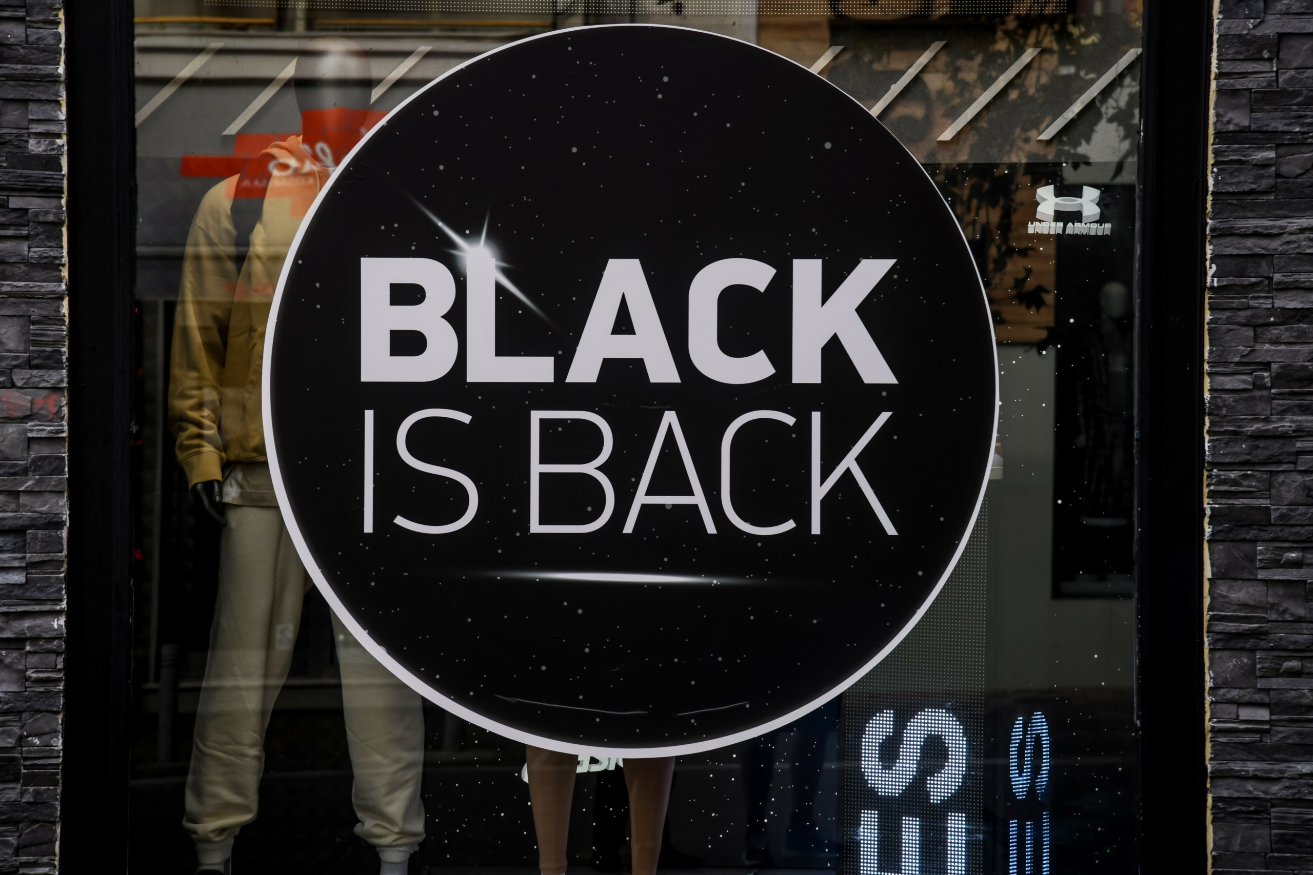 Black Friday με μεγάλες εκπτώσεις και μεγάλη προσοχή – Αισιόδοξοι οι επιχειρηματίες (vid)
