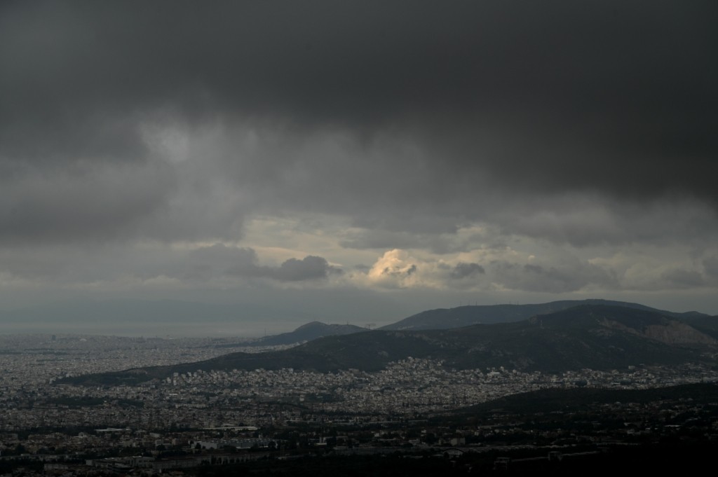 Θα σαρώσει η κακοκαιρία τις επόμενες 5 μέρες – Ο αεροχείμαρρος φέρνει βροχές  καταιγίδες (vid)
