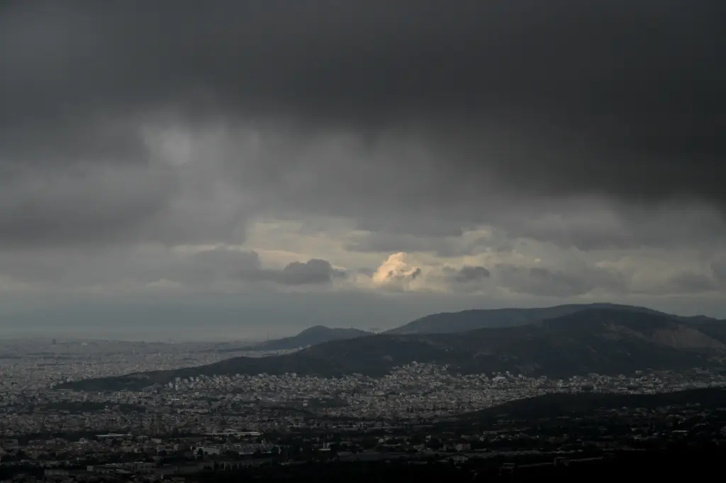 Θα σαρώσει η κακοκαιρία τις επόμενες 5 μέρες – Ο αεροχείμαρρος φέρνει βροχές  καταιγίδες (vid)