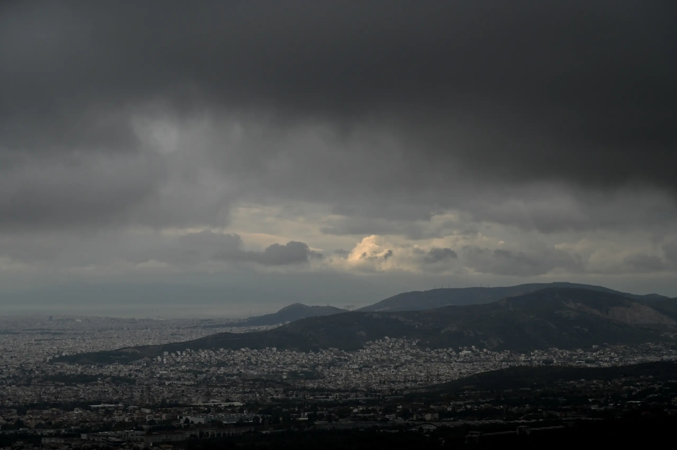 Θα σαρώσει η κακοκαιρία τις επόμενες 5 μέρες – Ο αεροχείμαρρος φέρνει βροχές  καταιγίδες (vid)