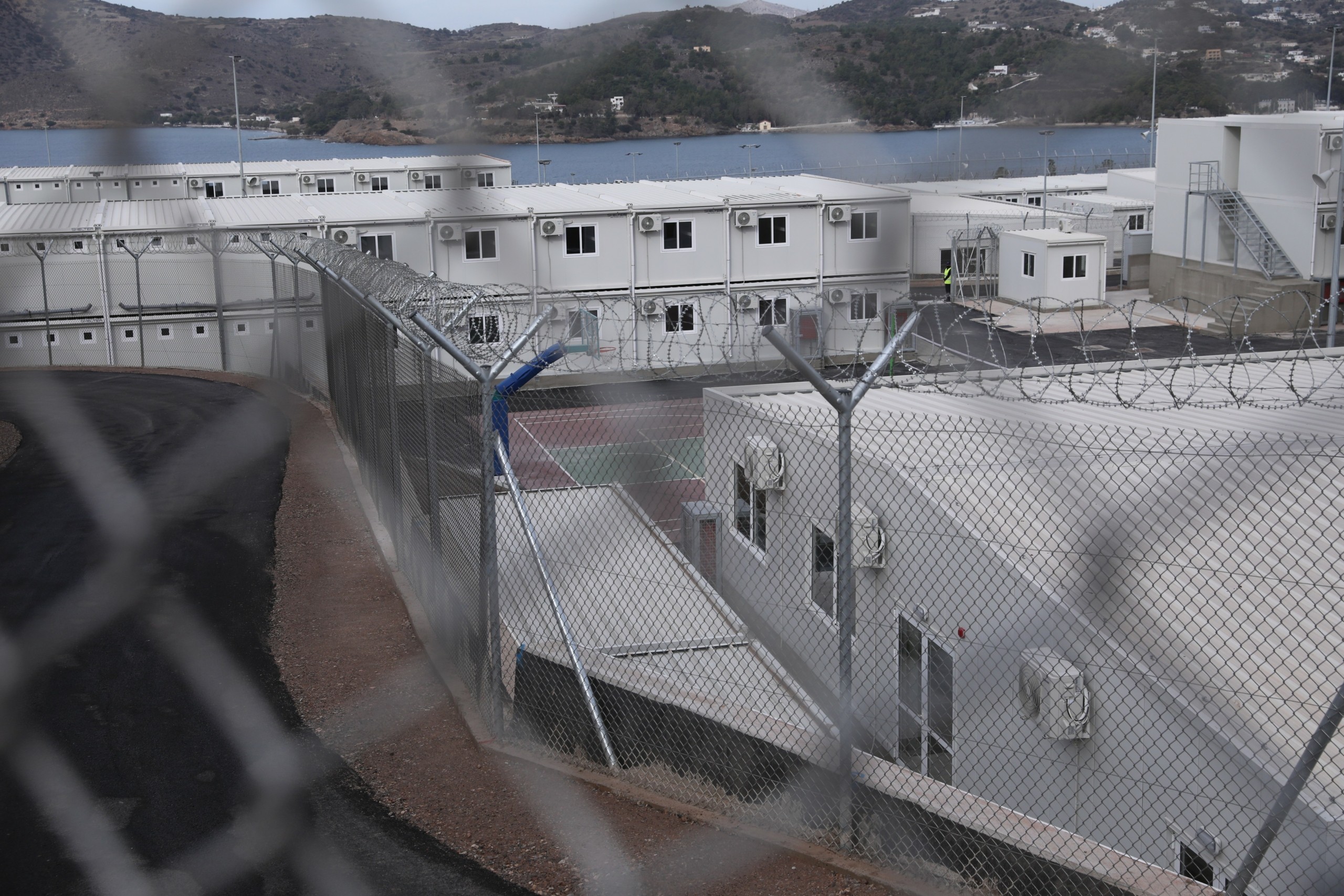 Δύο νέες ελεγχόμενες δομές για τους μετανάστες σε Λέρο και Κω