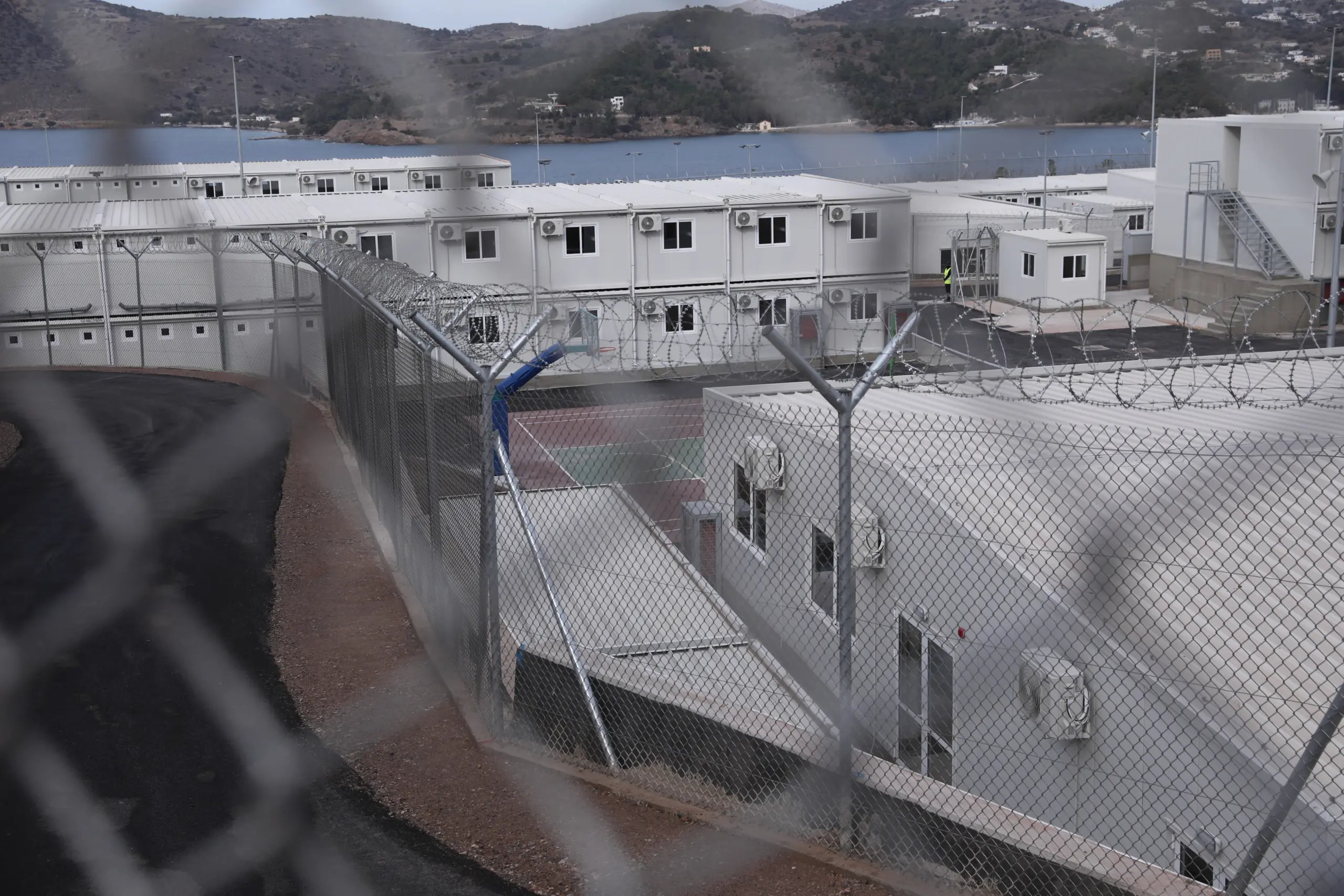 Δύο νέες ελεγχόμενες δομές για τους μετανάστες σε Λέρο και Κω