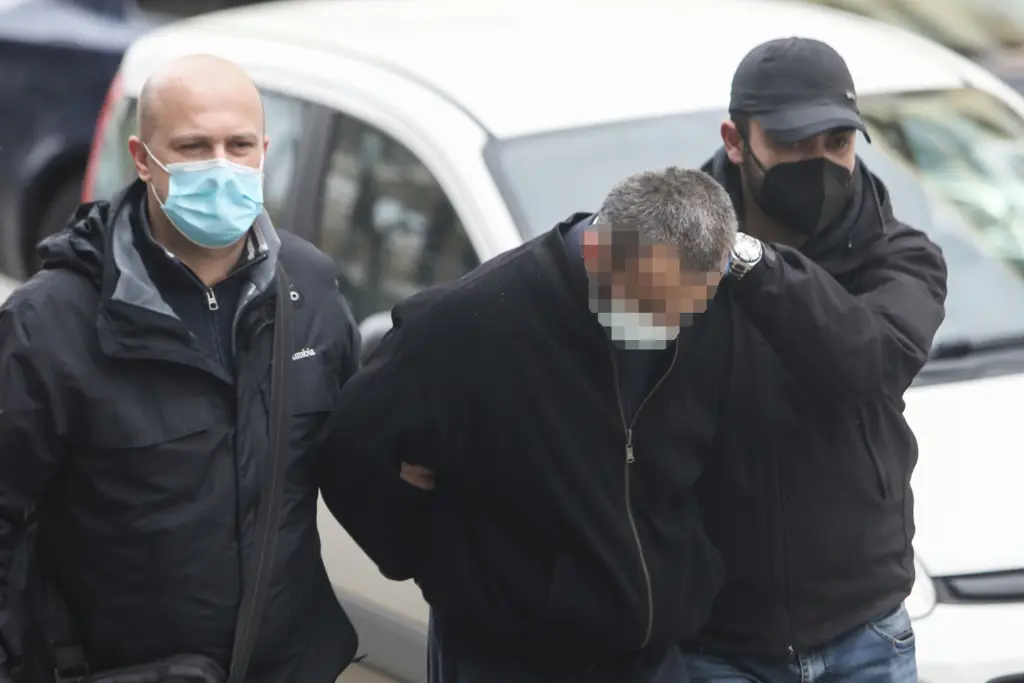 Αμίλητος και με σκυμμένο κεφάλι στον εισαγγελέα ο γυναικοκτόνος της Πολίχνης (vid)