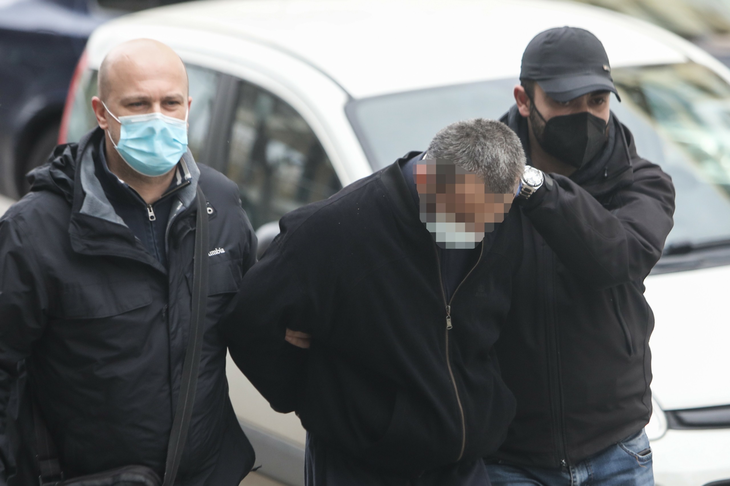Αμίλητος και με σκυμμένο κεφάλι στον εισαγγελέα ο γυναικοκτόνος της Πολίχνης (vid)