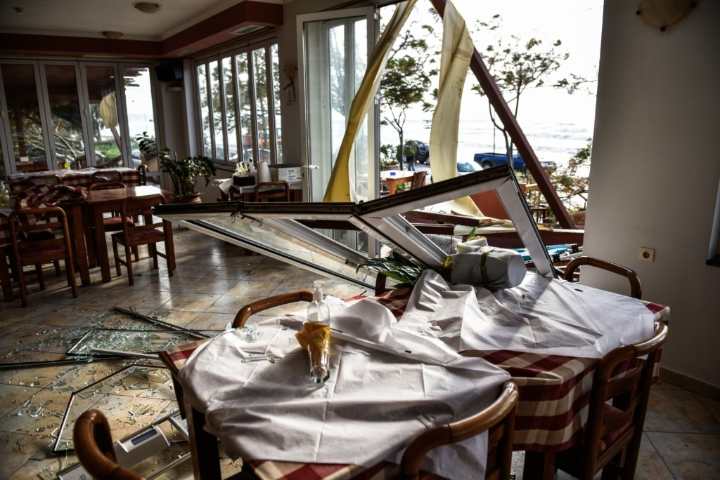 Ανεμοστρόβιλος “τσάκισε” χωριό της Πρέβεζας – Συγκλονιστικές φωτογραφίες