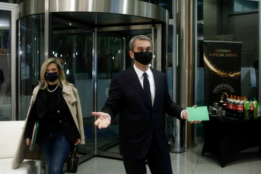 Οι αφίξεις των υποψήφιων αρχηγών του ΚΙΝΑΛ στην ΕΡΤ – Χαμόγελα και “μπουνίτσες” λίγο πριν ξεκινήσει το Debate