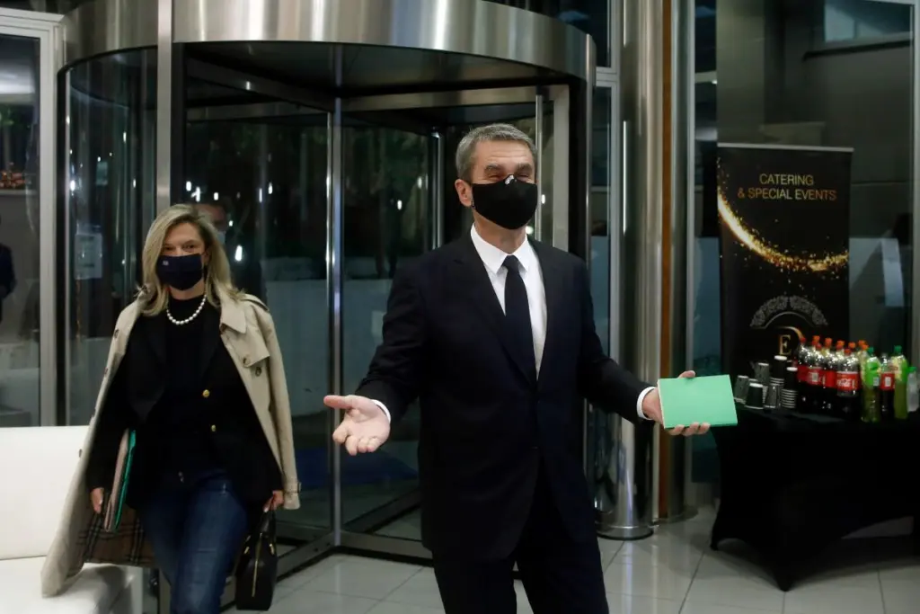 Οι αφίξεις των υποψήφιων αρχηγών του ΚΙΝΑΛ στην ΕΡΤ – Χαμόγελα και “μπουνίτσες” λίγο πριν ξεκινήσει το Debate