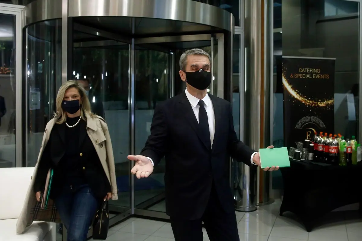 Οι αφίξεις των υποψήφιων αρχηγών του ΚΙΝΑΛ στην ΕΡΤ – Χαμόγελα και “μπουνίτσες” λίγο πριν ξεκινήσει το Debate