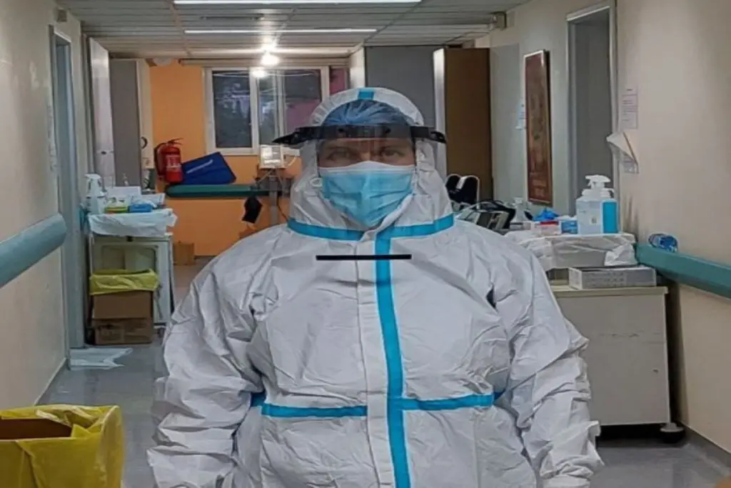 Η νοσηλεύτρια που συγκλόνισε με την ανάρτηση της για τον κορονοϊό στέλνει ένα ηχηρό μήνυμα στους ανεμβολίαστους (vid)