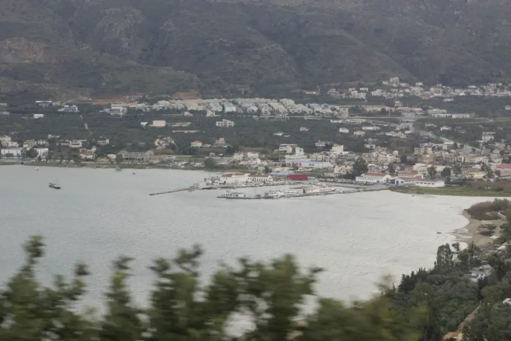 Κρουαζιερόπλοια έδεσαν στο λιμάνι της Σούδας λόγω των ισχυρών νοτιάδων (pic)