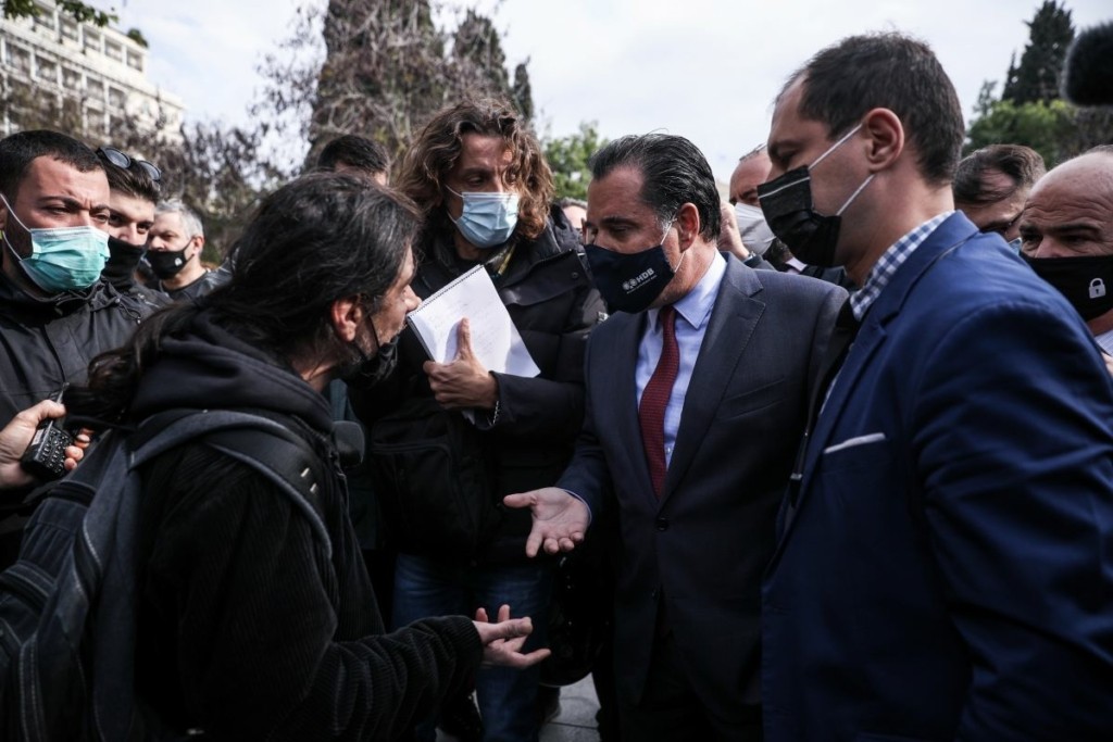 Και ο Άδωνις “κατέβηκε” πλατεία για τη συγκέντρωση – Το μήνυμα του και οι αντιδράσεις (pics&vid)