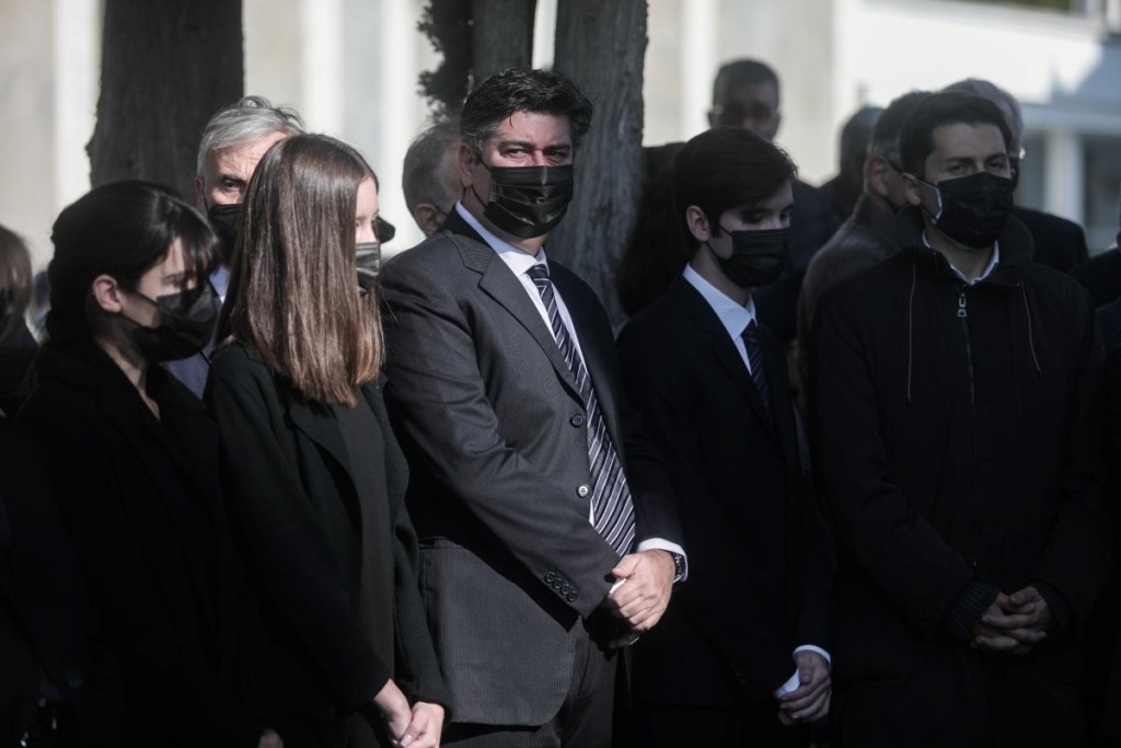 Με ένα λουλούδι στον τάφο τίμησε την Φώφη Γεννηματά η οικογένεια της (pics&vid)
