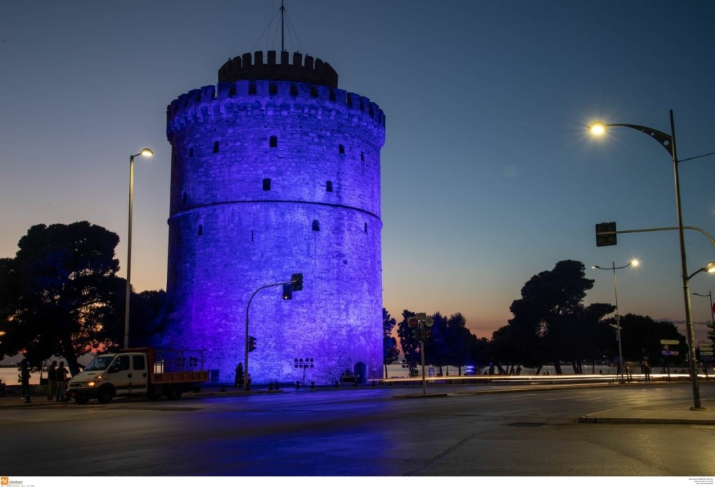 Στα μπλε φωταγωγήθηκε ο Λευκός Πύργος για την Παγκόσμια Ημέρα Διαβήτη (pic)