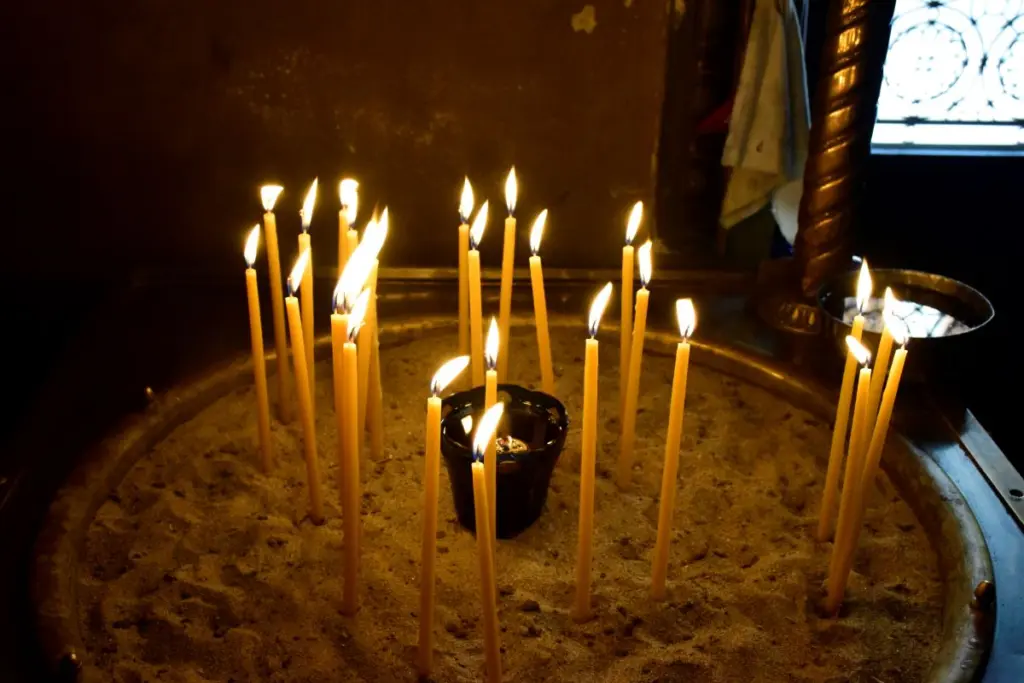 Πέθανε ένας από τους 27 πιστούς που κόλλησαν κορονοϊό από “θετικό” ιερέα στη Λέσβο