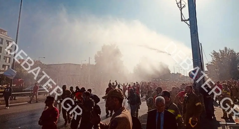 Βίντεο από τον τραυματισμό πυροσβέστη τη στιγμή των επεισοδίων στη Λεωφόρο Κηφισίας