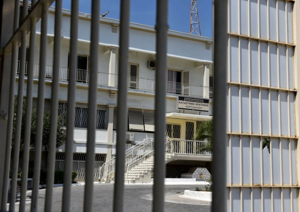 Έπιασαν στα “πράσα” οδοντίατρο που πήγε να περάσει χρήματα, κάρτες SIM και κινητά στις φυλακές Κορυδαλλού