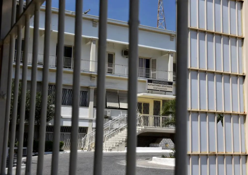 Έπιασαν στα “πράσα” οδοντίατρο που πήγε να περάσει χρήματα, κάρτες SIM και κινητά στις φυλακές Κορυδαλλού