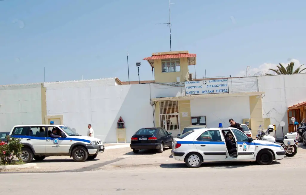 Κρατούμενος κατάπιε βίδες και ξυραφάκια στις φυλακές της Πάτρας