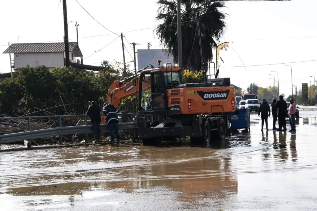 Τα καμένα βουνά στην Ηλεία “έπνιξαν” το νομό με λάσπες και πέτρες – Αποκαρδιωτικές εικόνες (vids)