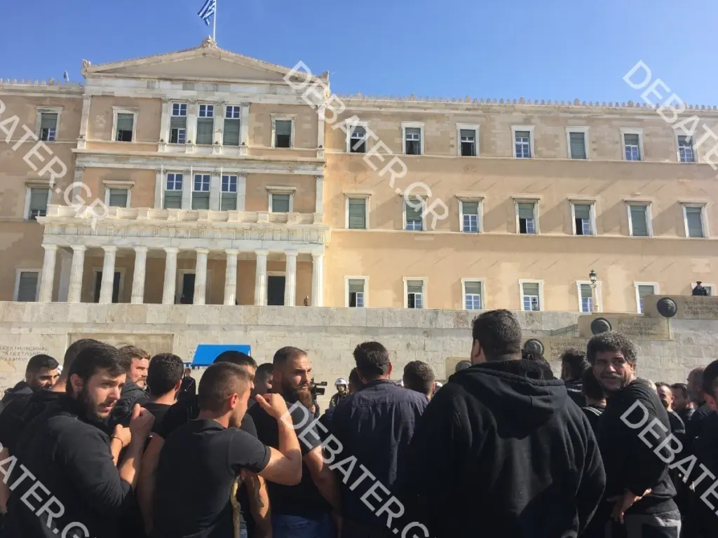 Οι Κρητικοί αγρότες τραγουδούν τον Εθνικό Ύμνο έξω από τη Βουλή – Τι ζητούν από την κυβέρνηση (vid)