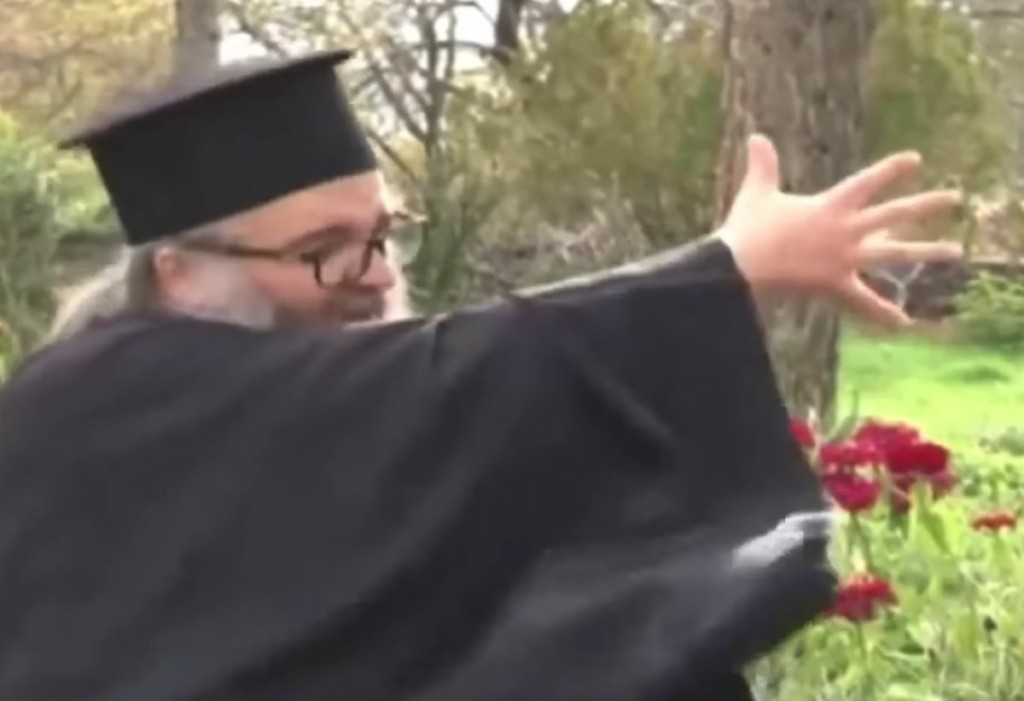 Το απολαυστικό ξέσπασμα ιερέα κατά των αντιεμβολιαστών – Η μούτζα, οι γελαδάρηδες και η ντοπιολαλιά (vid)