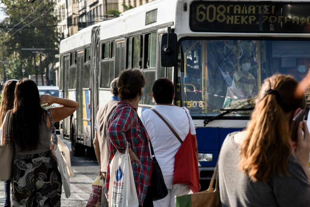 Πόσο βοηθά τη μείωση διασποράς του κορονοϊού η χρήση μάσκας στα ΜΜΜ