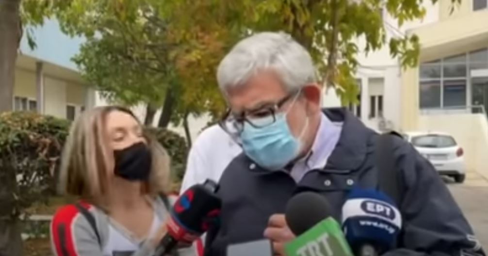Κατέρρευσε on camera ο διευθυντής της κλινικής Covid στη Λάρισα (vid)