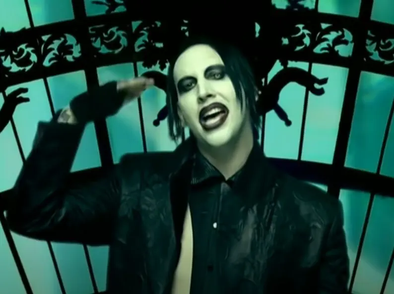 Το διεστραμμένο πρόσωπο του Marilyn Manson – Το “Bad Girl’s Room” και τα βασανιστήρια σε γυναίκες