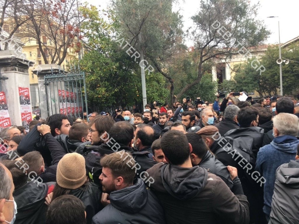 Ξύλο και εντάσεις έξω από το Πολυτεχνείο – Προπηλάκισαν στελέχη της ΝΔ και του ΣΥΡΙΖΑ (pics&vid)